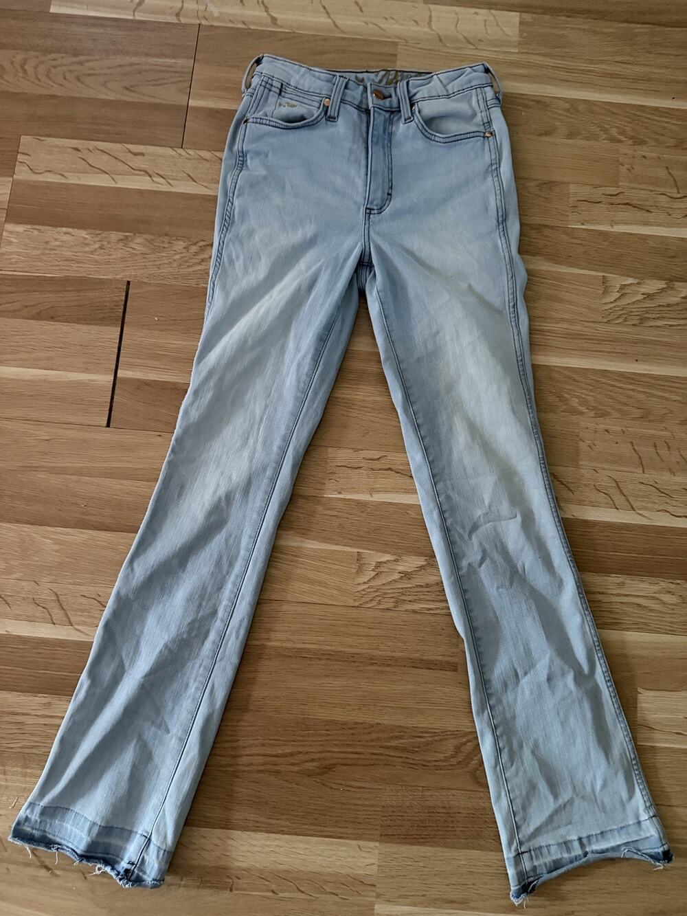 Lainey Wilson X Wrangler Boot Huggers Jeans Size 28x32 Raw Hem Bleach Blue Wash